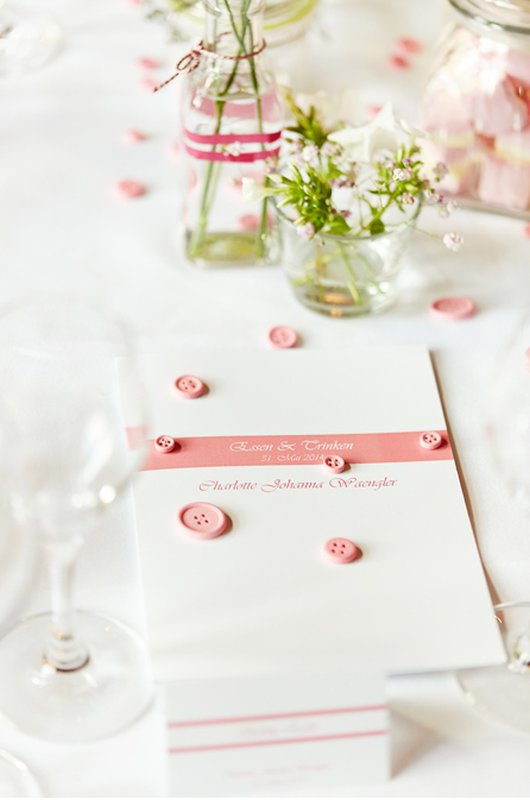 Tischdekoration in Weiß und Rosa mit Knöpfen zur Dekoration