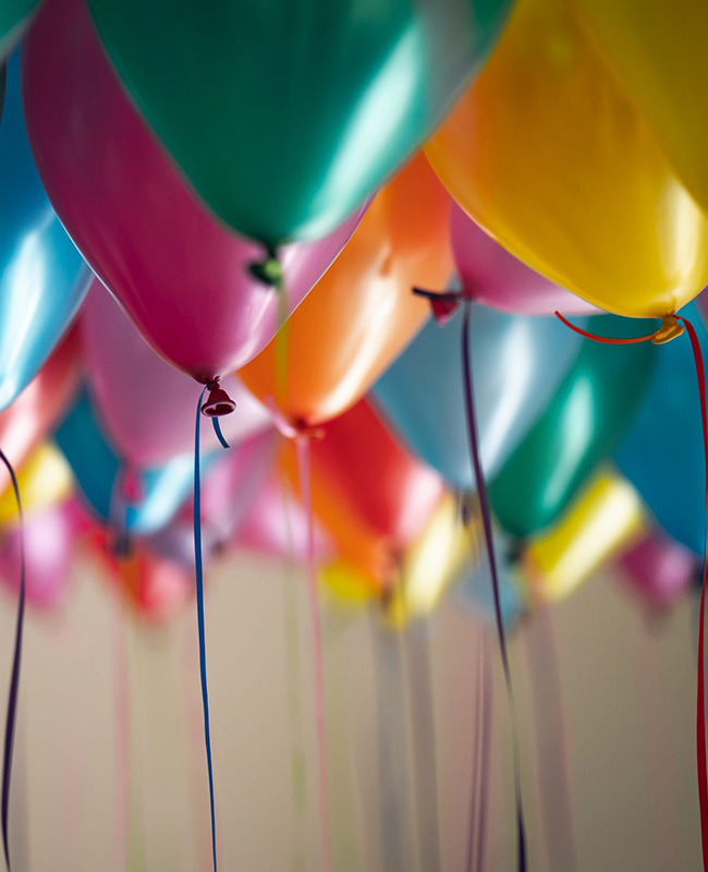 Bunte Luftballons mit Hintergrundunschärfe