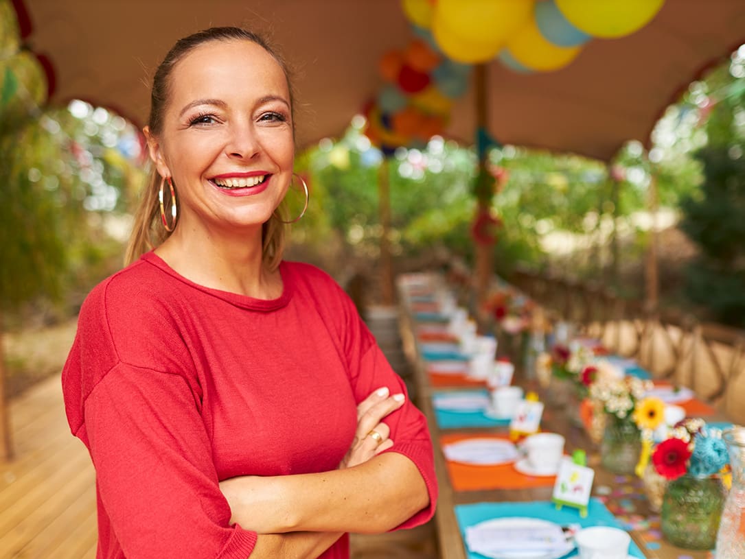 Kristin Dorst in dunkelblauem Kleid in einer geöffneten Tür