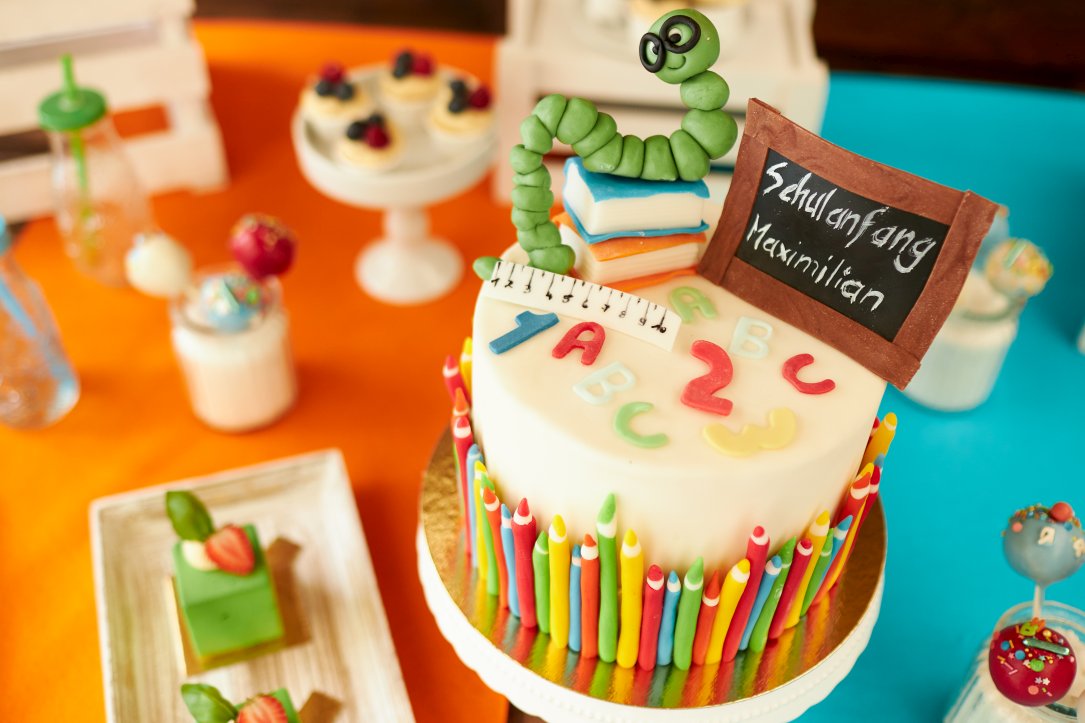 Bunt dekorierter Geburtstagstisch mit Torte