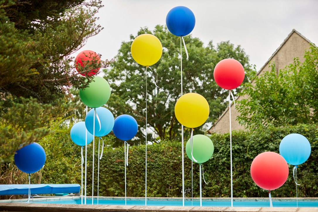 Bunte Luftballons als Pooldekoration
