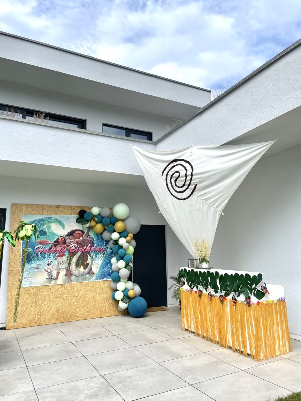 Außenbereich einer Vaiana-Party dekoriert mit einer Bar und bunten Luftballons