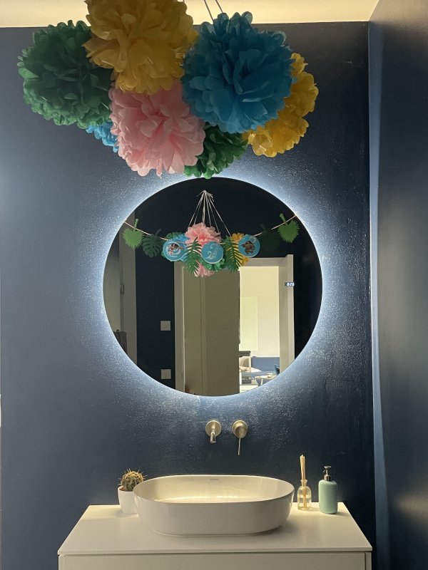 Dekoriertes Waschbecken und Spiegel im Badezimmer auf einer Vaiana-Party